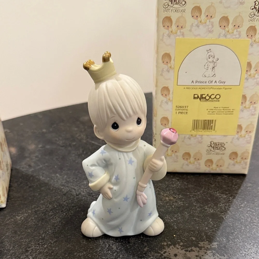 Precious Moments Royal Pair with Gold Crowns - Picture 2 of 8